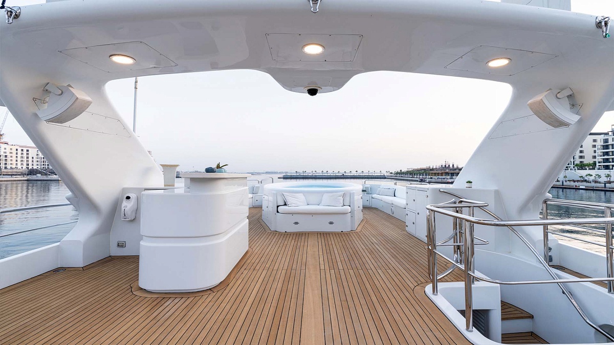 Солнечная палуба яхты Benetti 115 DXB во Франции