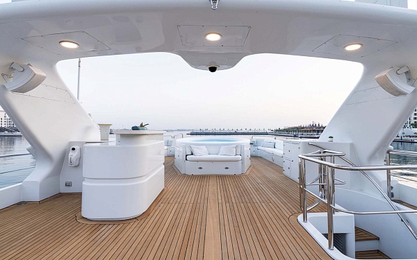 Солнечная палуба яхты Benetti 115 DXB во Франции