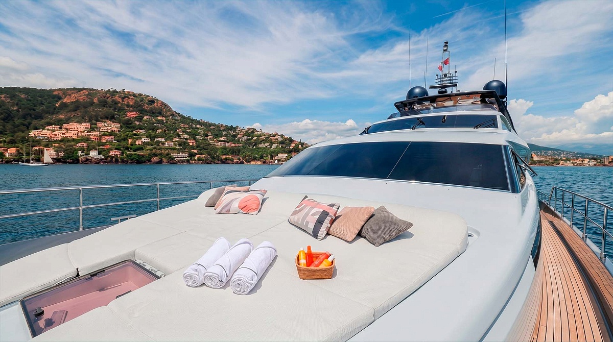 Аренда мега яхты Ferretti 881 во Франции, зона для загара на носу