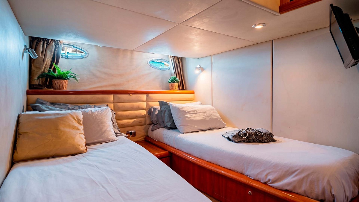 Продажа Sunseeker Camargue 50 в Испании - гостевая каюта