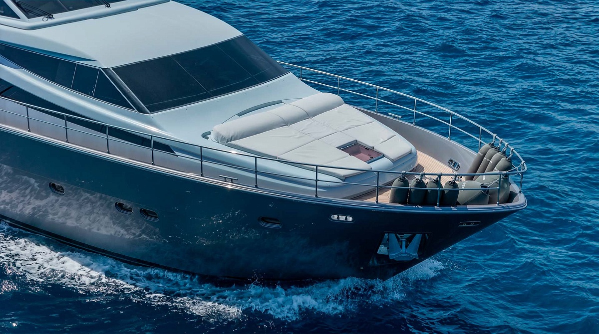 Аренда мега яхты Ferretti 881 во Франции, лежаки на носу