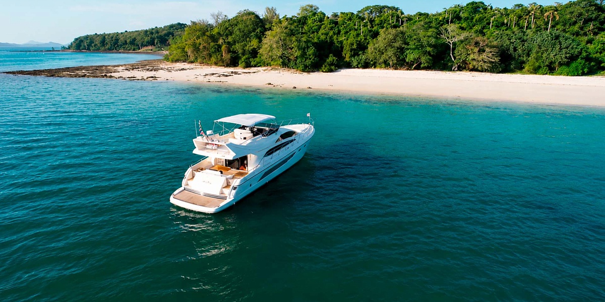 Аренда яхты Riva 70 Aria Blue на Пхукете - дикий пляж