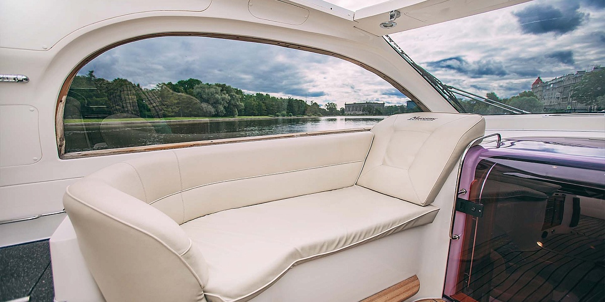 Аренда каютного катера Nordic 38 в Санкт-Петербурге - лежанка на главной палубе
