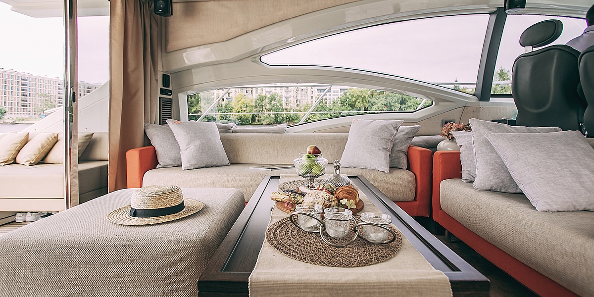 Аренда моторной яхты Azimut 62S в Санкт-Петербурге