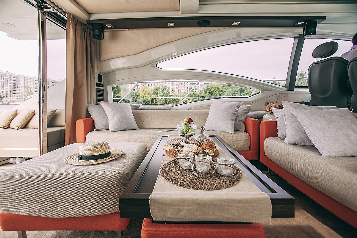Аренда моторной яхты Azimut 62S в Санкт-Петербурге
