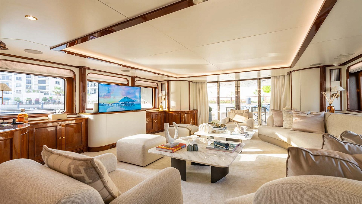 Главный салон яхты Benetti 115 DXB во Франции