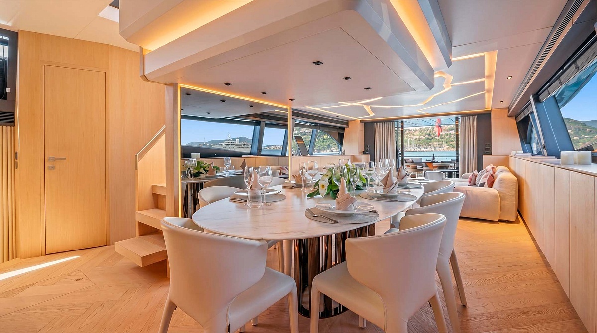 Аренда мега яхты Ferretti 881 во Франции, стол в салоне