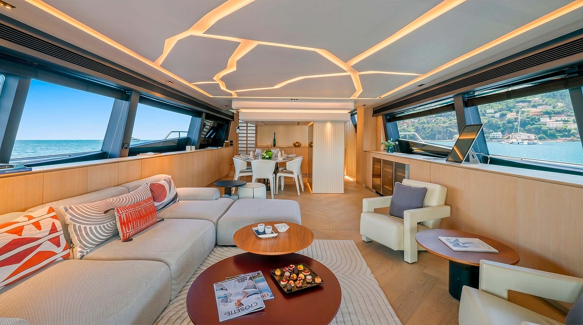 Аренда мега яхты Ferretti 881 во Франции, диван в салоне