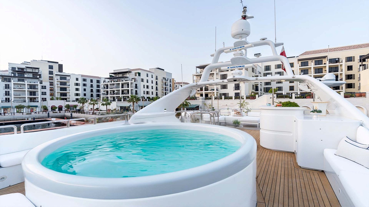 Джакузи на солнечной палубе яхты Benetti 115 DXB во Франции