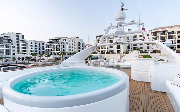 Джакузи на солнечной палубе яхты Benetti 115 DXB во Франции
