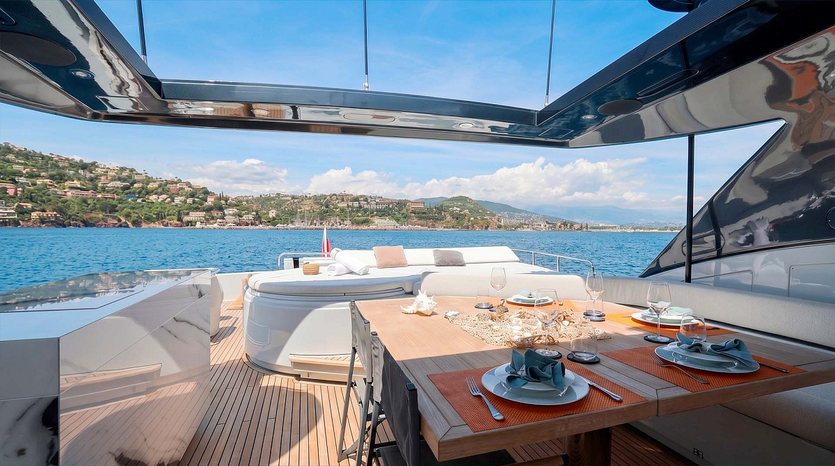 Аренда мега яхты Ferretti 881 во Франции, стол на флайбридже