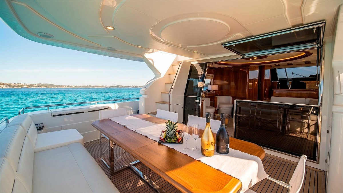 Аренда яхты Ferretti 68 на Миконосе - лаунж на корме