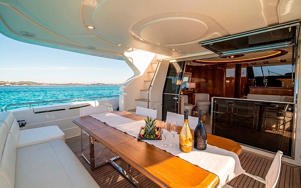Аренда яхты Ferretti 68 на Миконосе - лаунж на корме