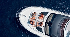 Аренда яхты Prestige F4.9 на Майорке - гости на лежаках