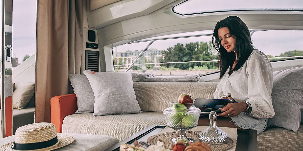 Аренда моторной яхты Azimut 62S в Санкт-Петербурге