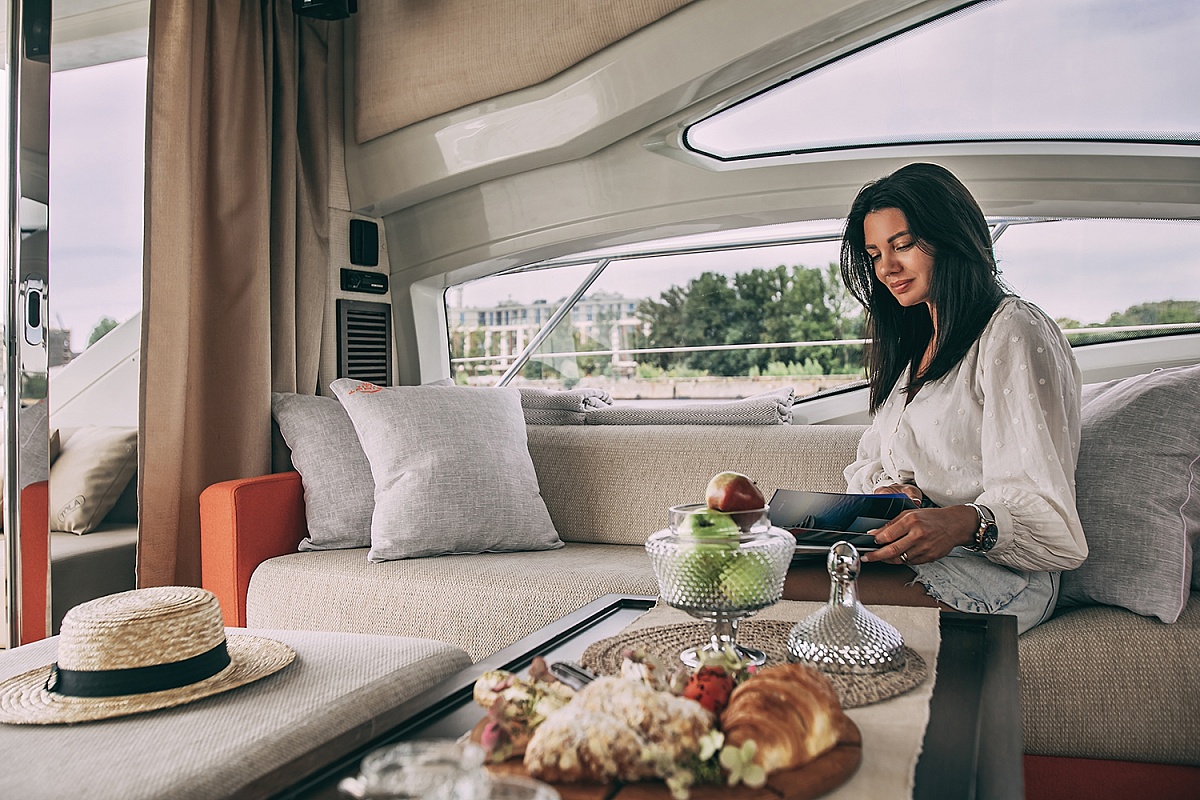 Аренда моторной яхты Azimut 62S в Санкт-Петербурге