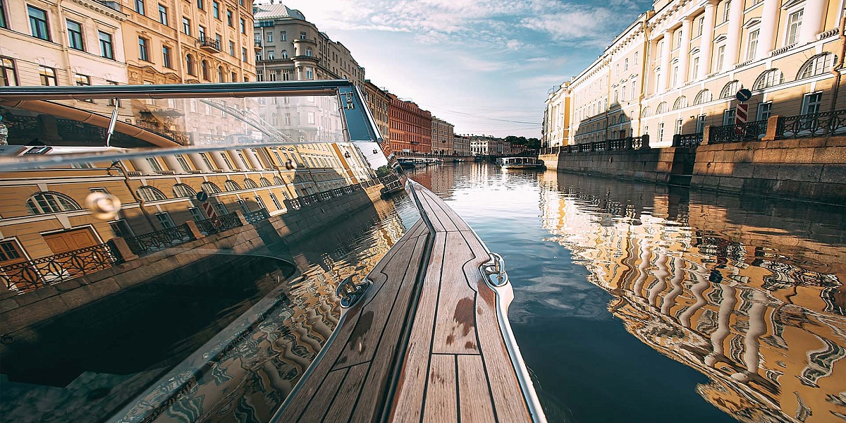 Аренда катера Белуга в Санкт-Петербурге