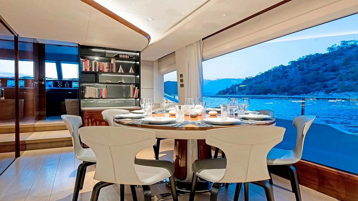 Салон на яхте Princess 85 Vista в Афинах