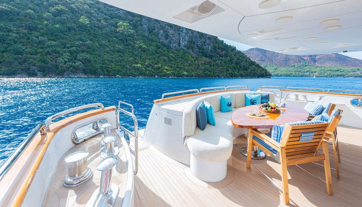 Обеденная зона на корме яхты Benetti 115 в Турции