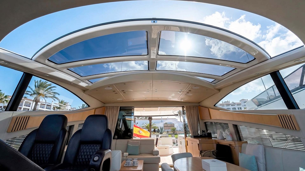 Аренда яхты Sunseeker Predator 68 на Ибице - сдвижная крыша в салоне