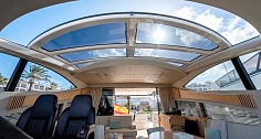 Аренда яхты Sunseeker Predator 68 на Ибице - сдвижная крыша в салоне