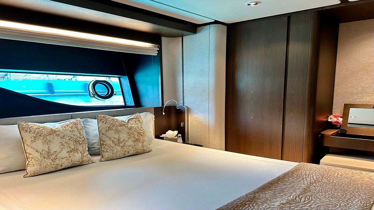 VIP каюта на яхте Ferretti 860