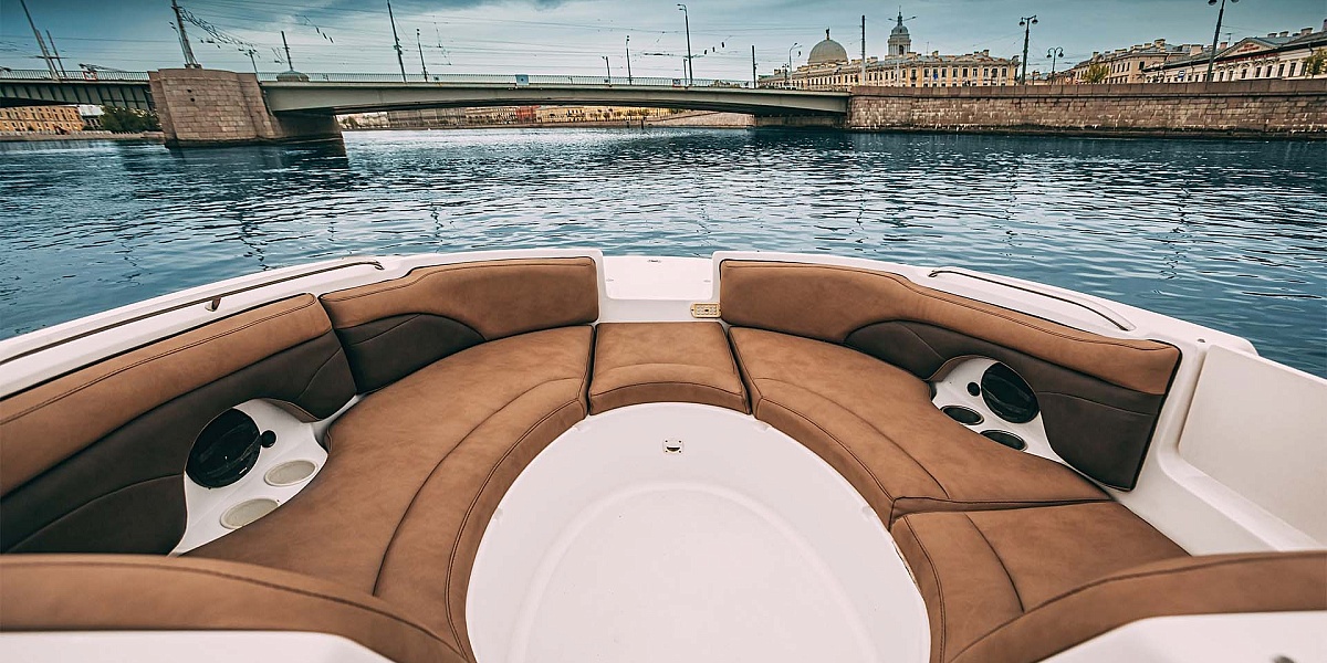 Диваны на носу катера Chaparral Sunesta 254 МАМБА