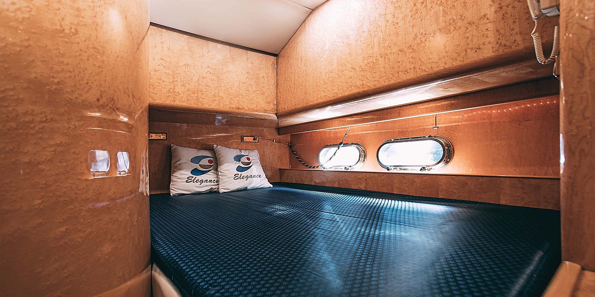 Аренда моторной яхты Elegance 65 в Санкт-Петербурге - гостевая каюта
