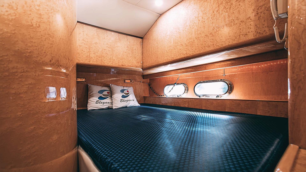 Аренда моторной яхты Elegance 65 в Санкт-Петербурге - гостевая каюта