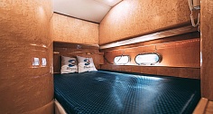 Аренда моторной яхты Elegance 65 в Санкт-Петербурге - гостевая каюта