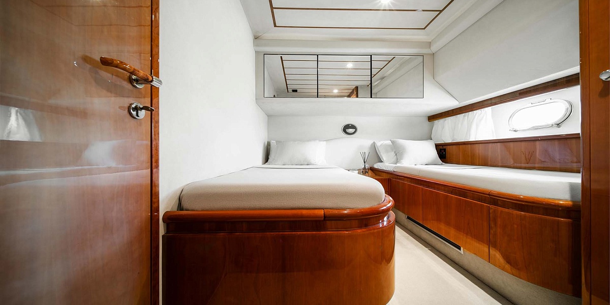 Аренда яхты Ferretti 68 на Миконосе - гостевая каюта