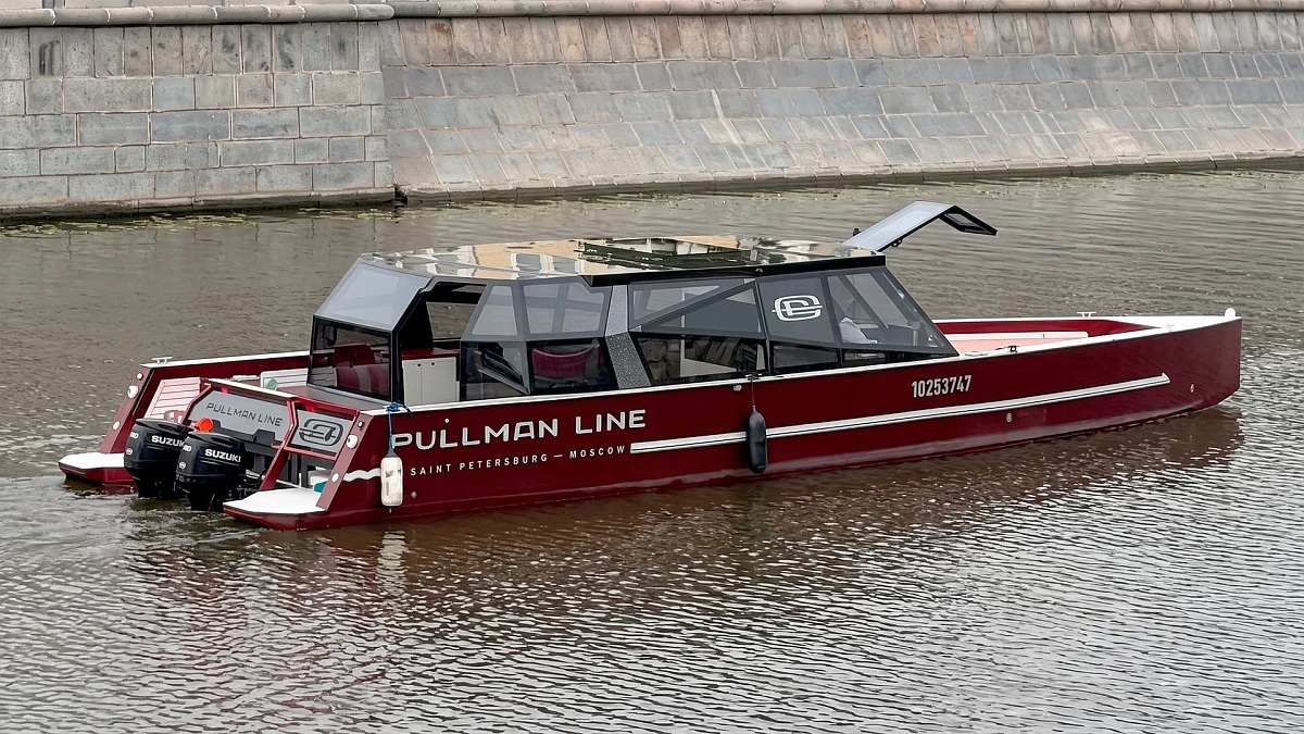 Закрытый вариант салона катера Pullman в Москве