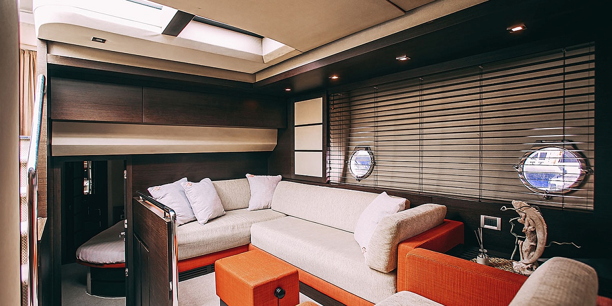 Аренда моторной яхты Azimut 62S в Санкт-Петербурге