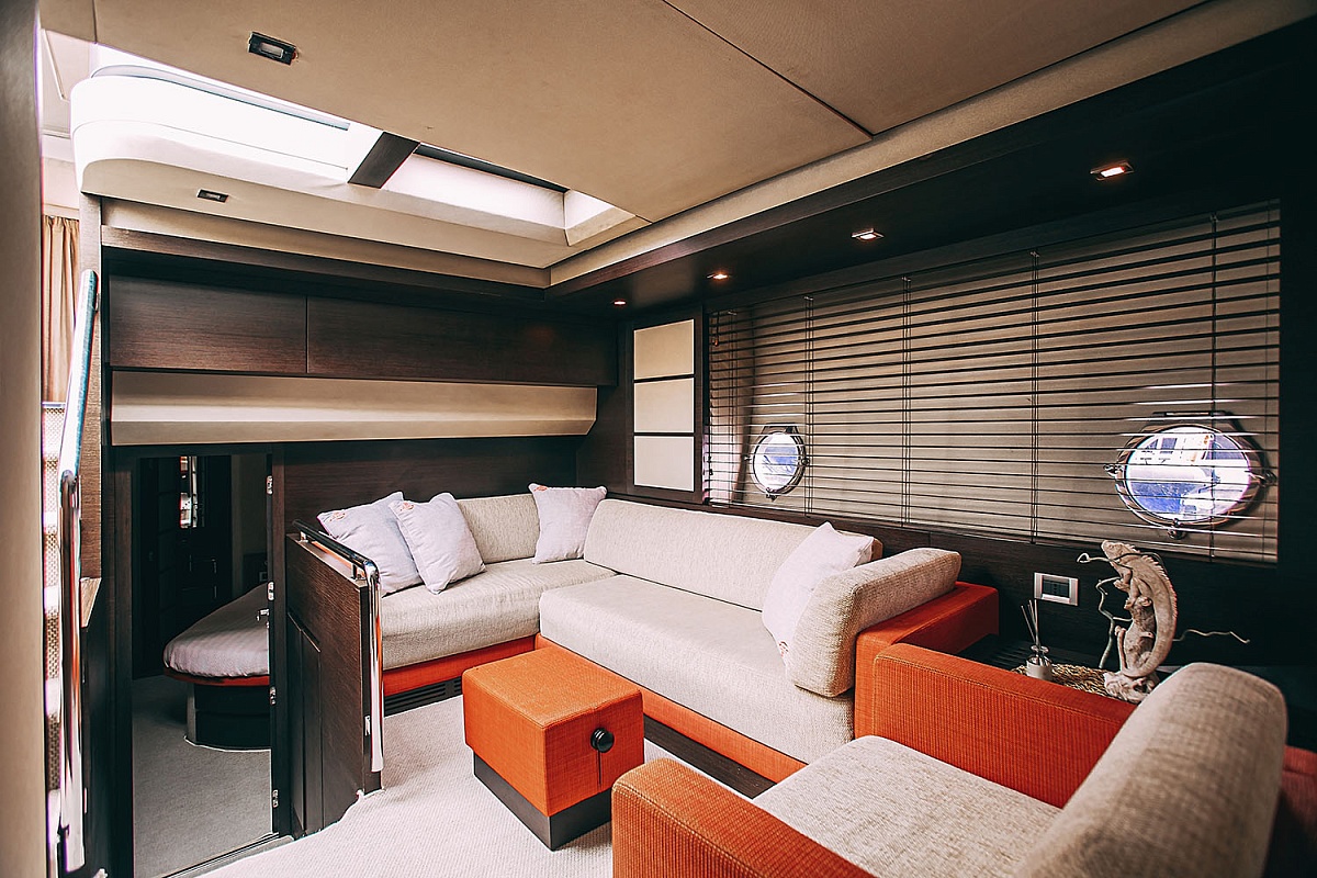 Аренда моторной яхты Azimut 62S в Санкт-Петербурге