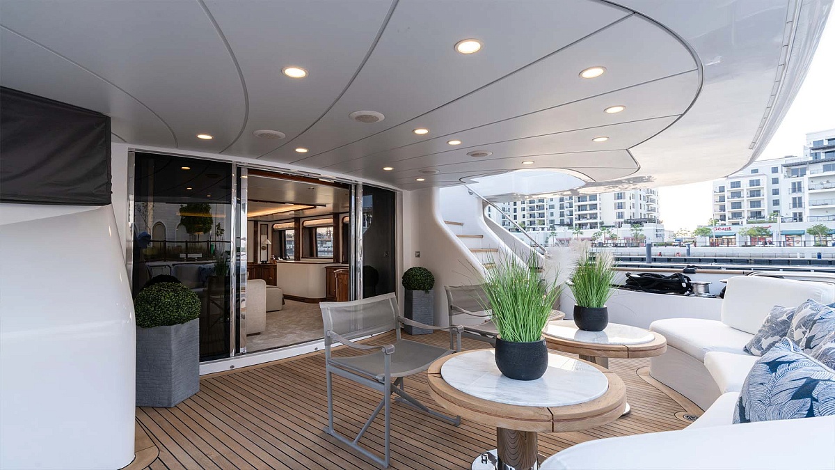 Лаунж на главной палубе яхты Benetti 115 DXB во Франции