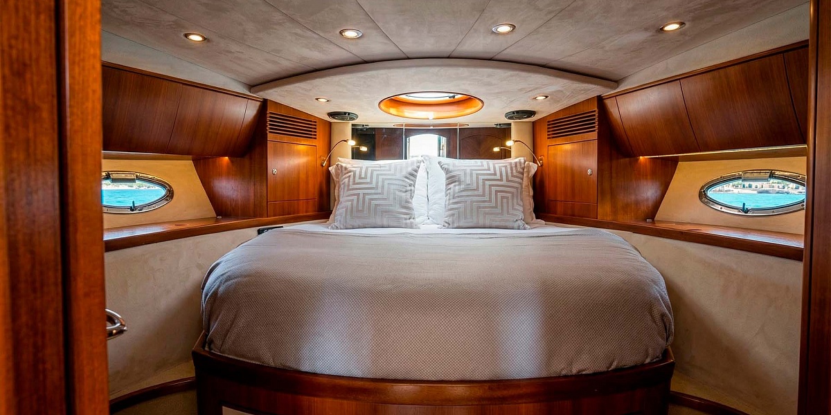 VIP каюта в яхте Galeon 440 в Питере