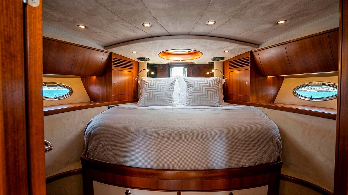 VIP каюта в яхте Galeon 440 в Питере