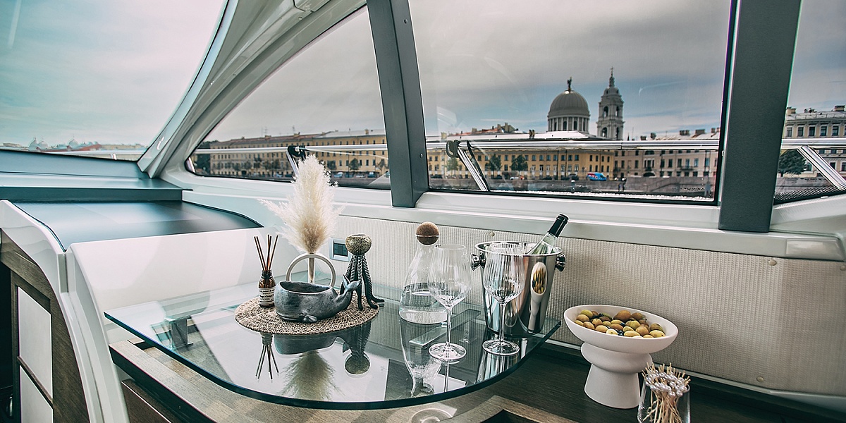 Аренда моторной яхты Azimut 62S в Санкт-Петербурге