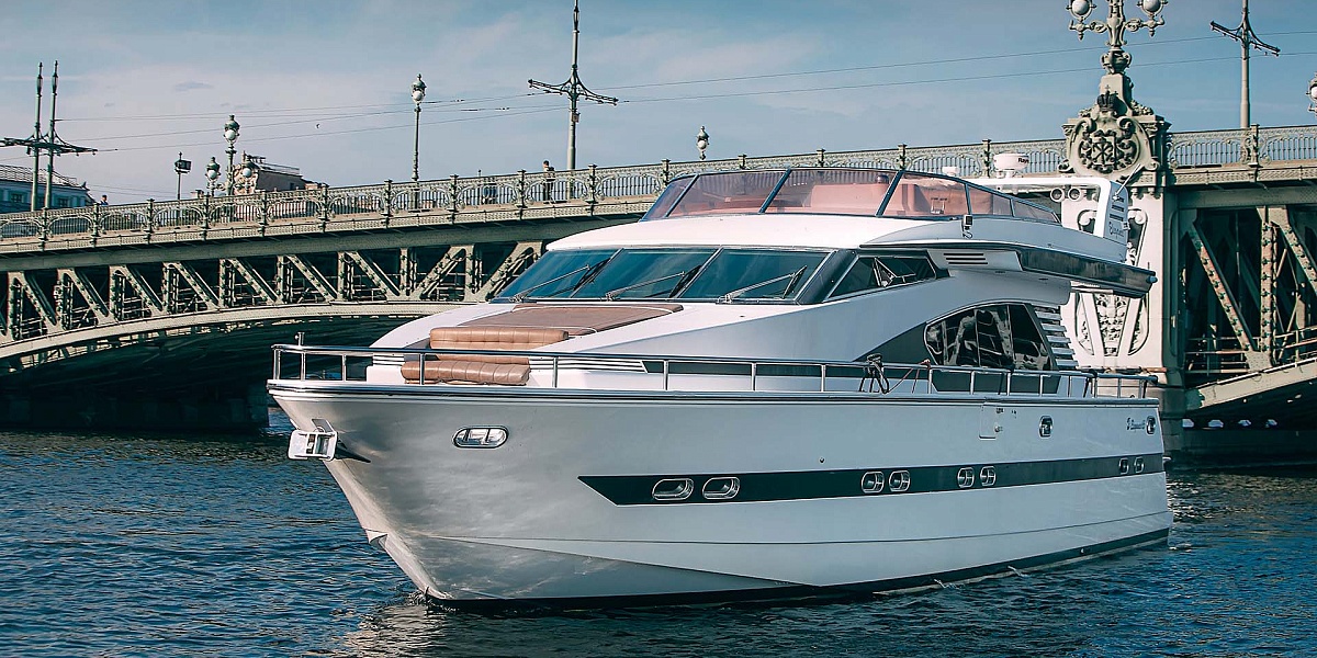 Аренда моторной яхты Elegance 65 в Санкт-Петербурге - вид с носа