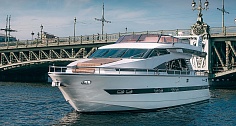 Аренда моторной яхты Elegance 65 в Санкт-Петербурге - вид с носа