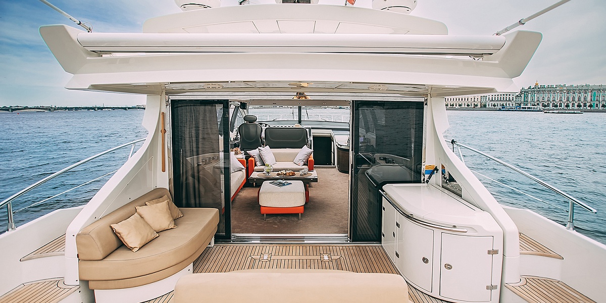 Аренда моторной яхты Azimut 62S в Санкт-Петербурге