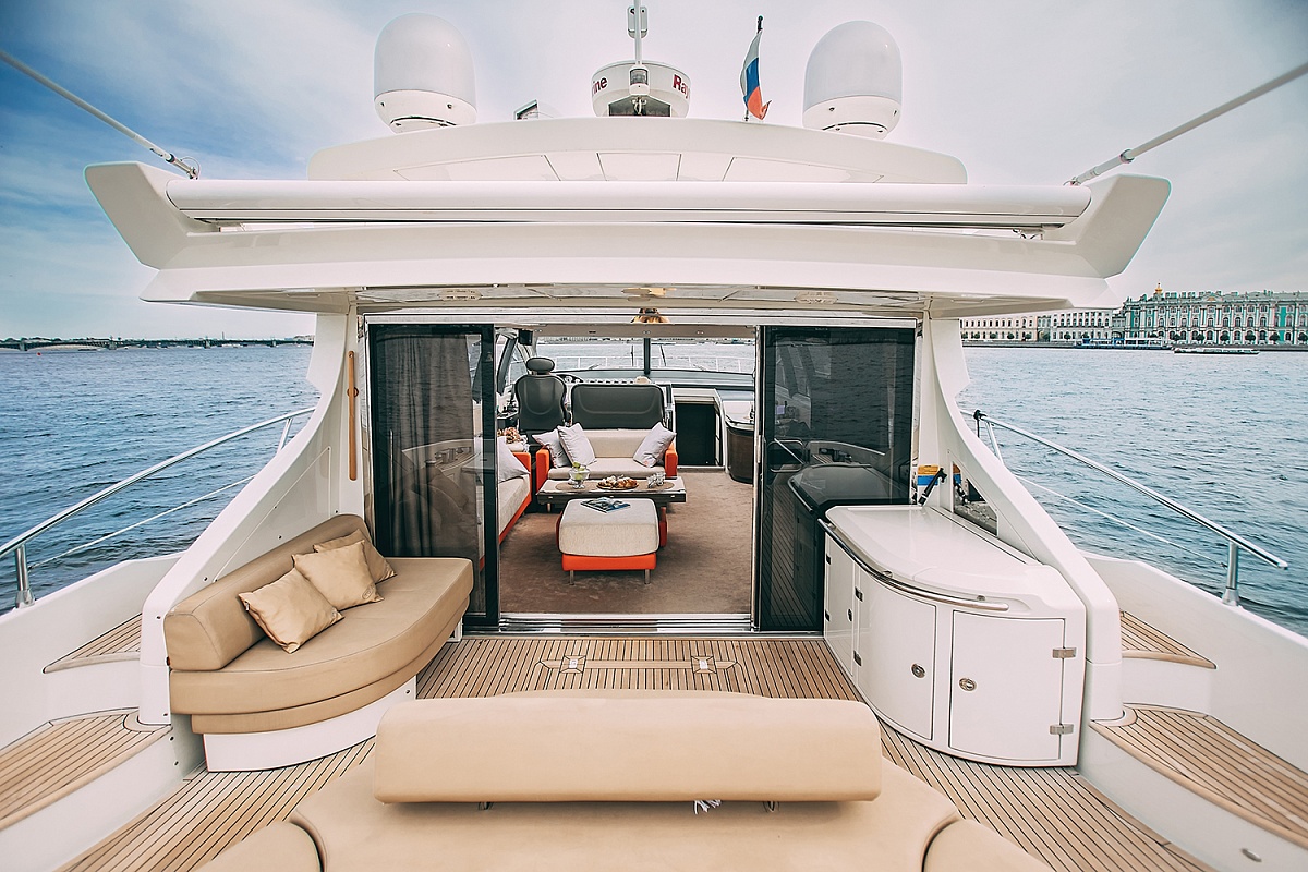 Аренда моторной яхты Azimut 62S в Санкт-Петербурге