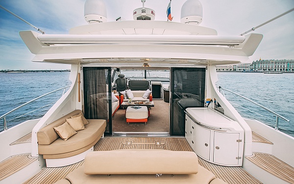 Аренда моторной яхты Azimut 62S в Санкт-Петербурге