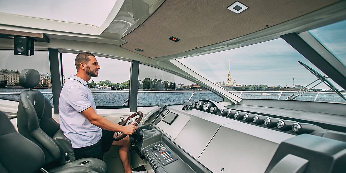Аренда моторной яхты Azimut 62S в Санкт-Петербурге