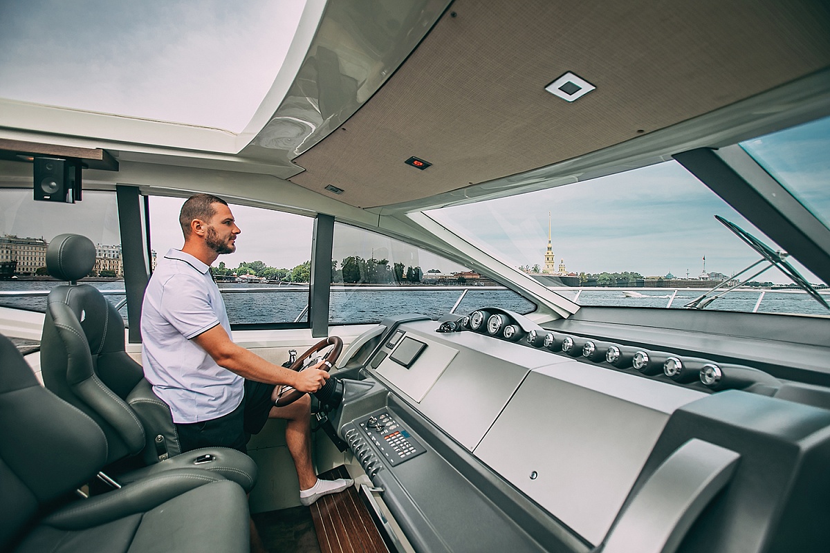 Аренда моторной яхты Azimut 62S в Санкт-Петербурге