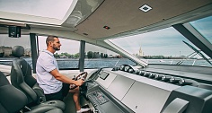 Аренда моторной яхты Azimut 62S в Санкт-Петербурге