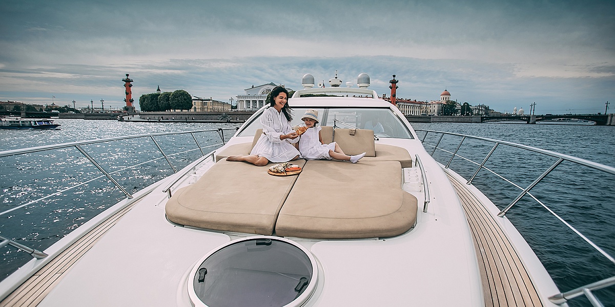 Аренда моторной яхты Azimut 62S в Санкт-Петербурге
