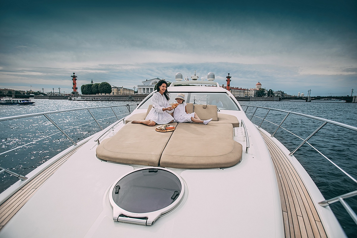 Аренда моторной яхты Azimut 62S в Санкт-Петербурге