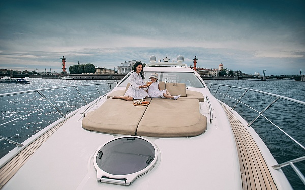Аренда моторной яхты Azimut 62S в Санкт-Петербурге