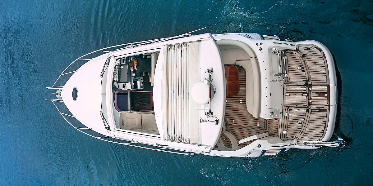 Аренда каютного катера Nordic 38 в Санкт-Петербурге - сдвижная крыша